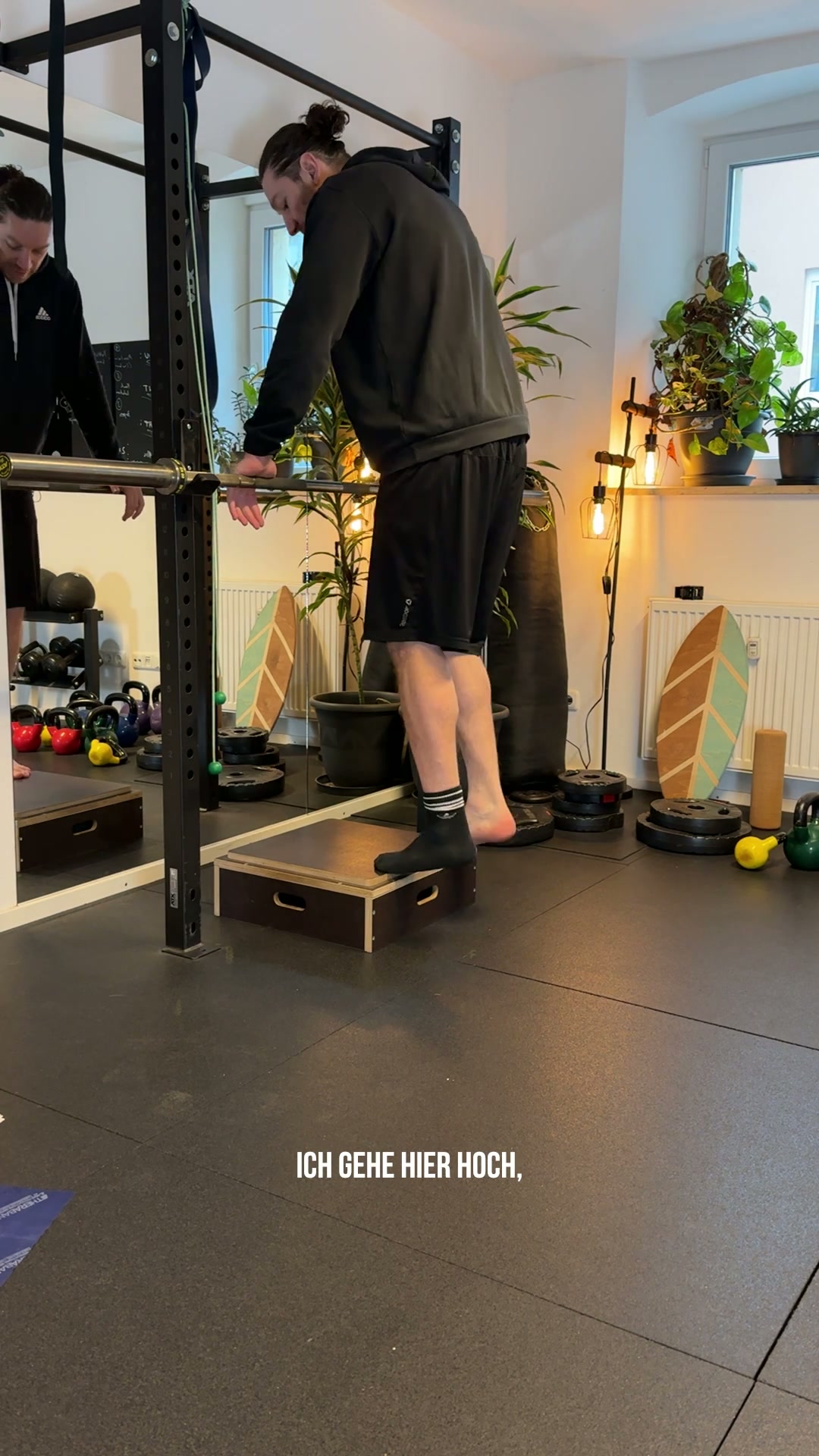 Wadenheben an Stufe für flexible Achillessehnen