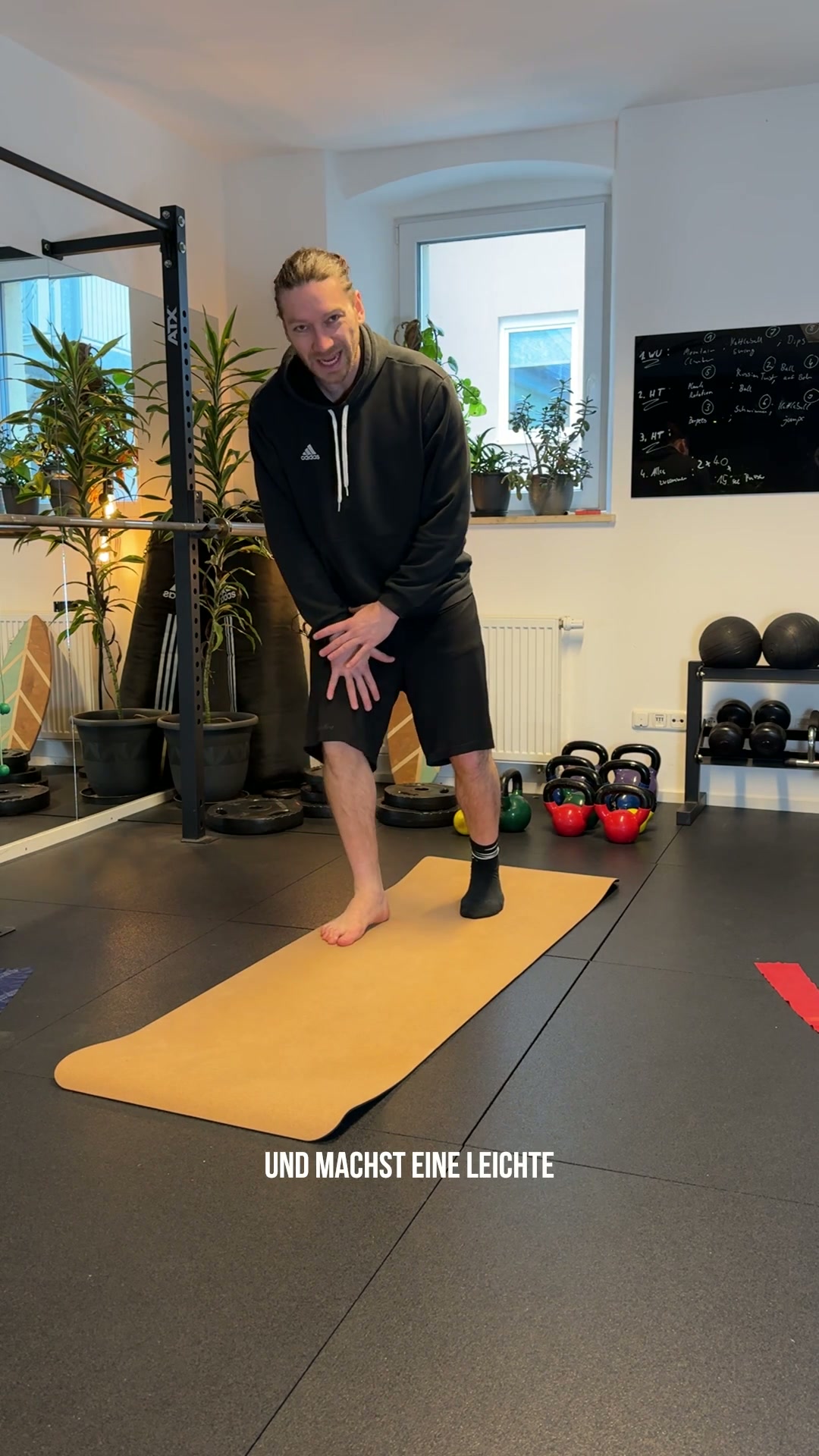 Aktiviere dein Fußgewölbe mit dem Einbeinstand