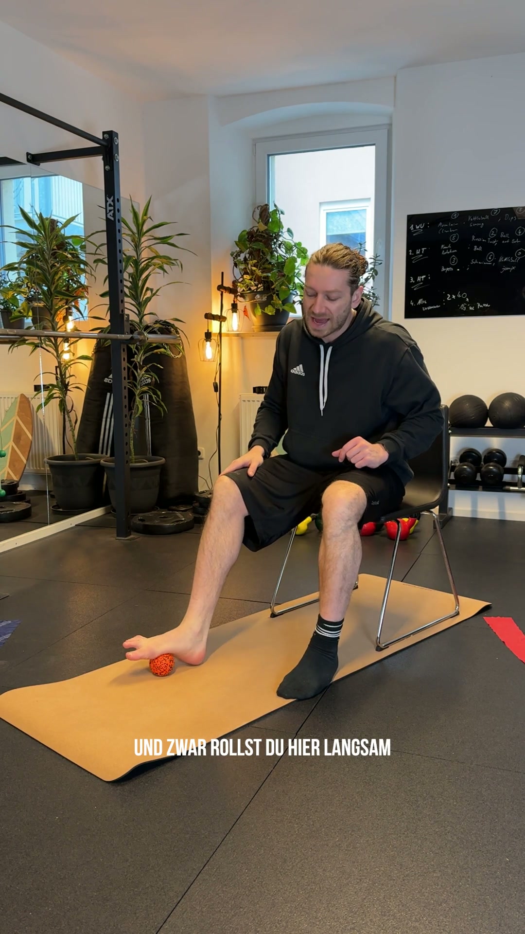 Selbstmassage mit Tennisball für entspannte Fußsohlen