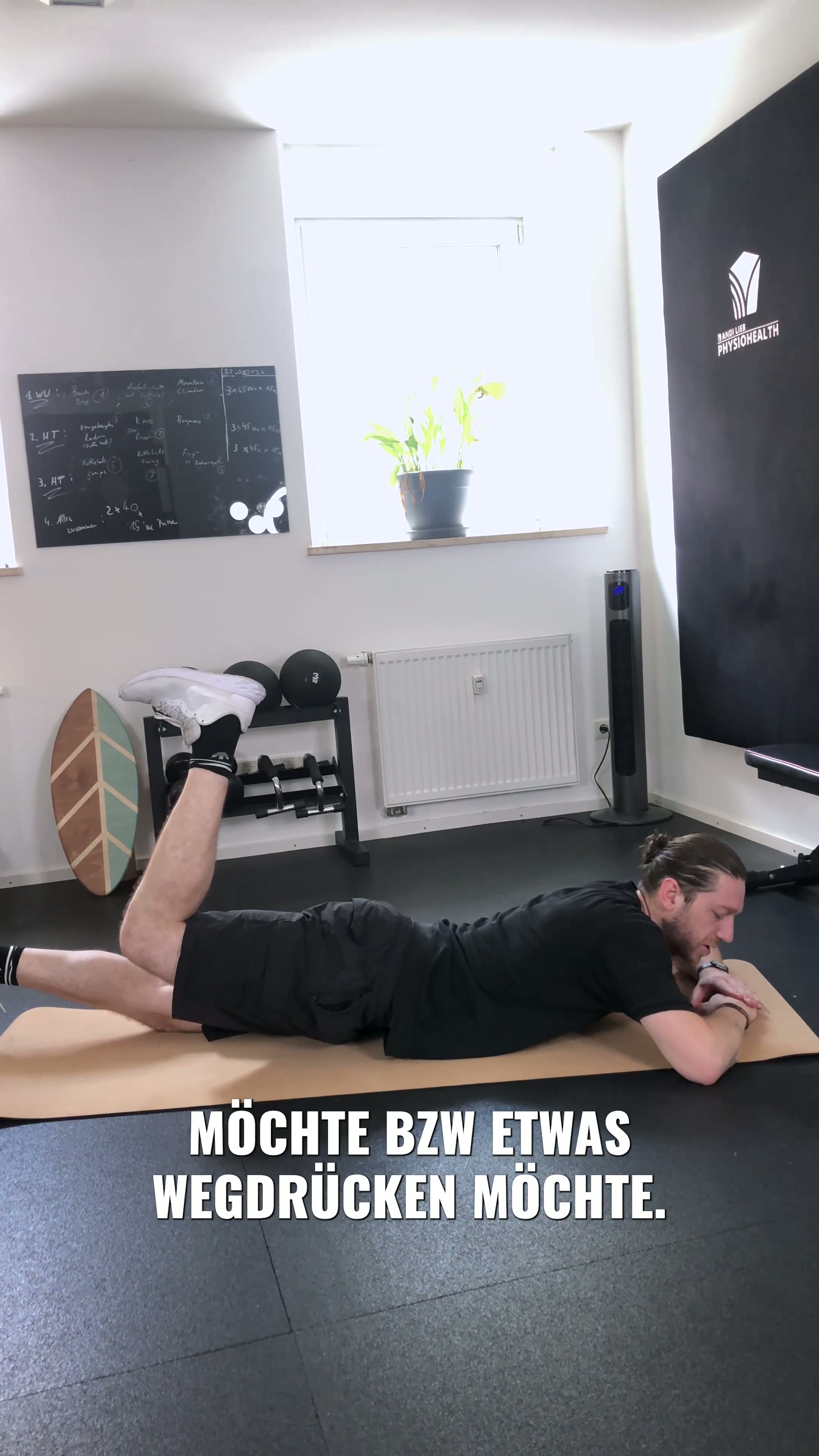 Kickbacks in Bauchlage für ein starkes Gesäß und unteren Rücken